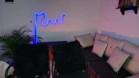 Jules and Gia online show from 02/09/25, 04:50