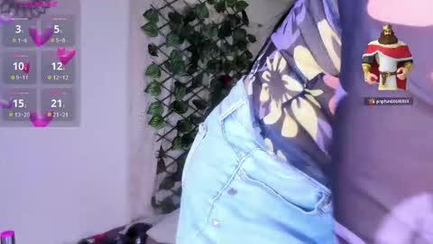 Snapshot of juli_castillos chatting on 10/23/25, 01:43 Juli online show from 10/23/25, 01:43