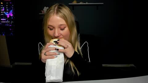 juli kisss online show from 12/20/24, 01:22