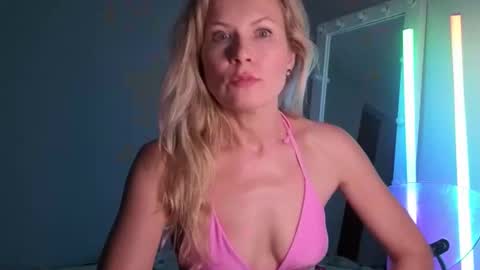 julia_giulia online show from 09/14/25, 12:43