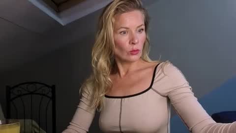 julia_giulia online show from 11/12/25, 07:57