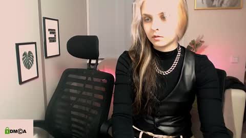 Julia  online show from 12/06/24, 10:49