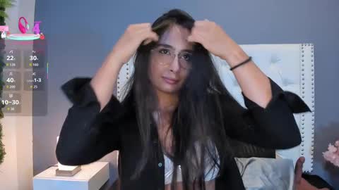 J U L IA   M A R T I N E Z online show from 09/19/25, 11:55