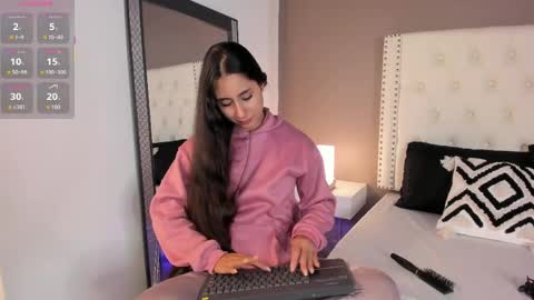Snapshot of julia_martinezz_ chatting on 06/08/26, 11:43 J U L IA M A R T I N E Z online show from 06/08/26, 11:43