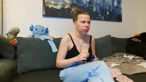 julia_official online show from 02/12/25, 11:30