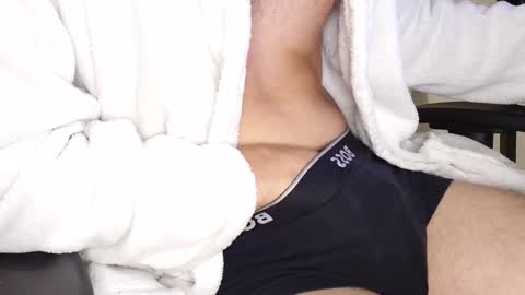 julia_official online show from 09/25/25, 09:18