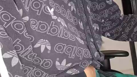 julia_official online show from 09/29/25, 04:50