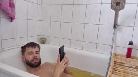 julia_official online show from 10/05/25, 10:13