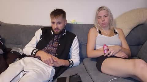 julia_official online show from 10/17/25, 07:38