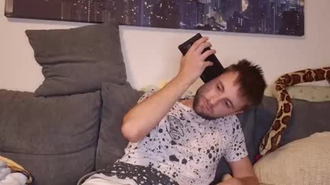 julia_official online show from 11/06/25, 05:47