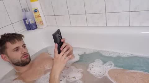 julia_official online show from 11/08/25, 01:22