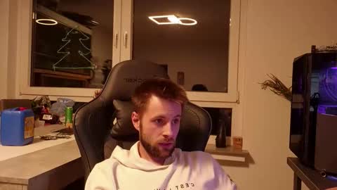 julia_official online show from 02/03/26, 09:20