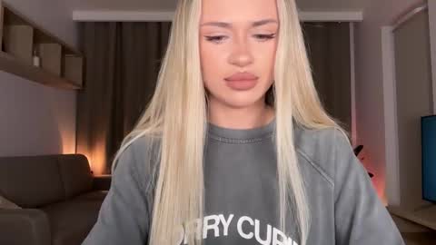 Snapshot of julia_rle chatting on 10/13/25, 07:47 Julia R Le online show from 10/13/25, 07:47