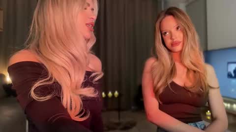 Snapshot of julia_rle chatting on 10/21/25, 10:43 Julia R Le online show from 10/21/25, 10:43