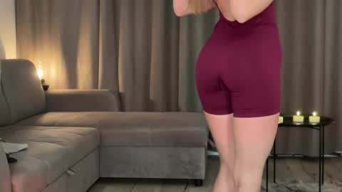 Snapshot of julia_rle chatting on 10/22/25, 08:08 Julia R Le online show from 10/22/25, 08:08