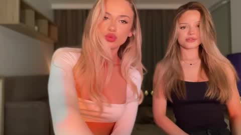 Snapshot of julia_rle chatting on 10/23/25, 07:01 Julia R Le online show from 10/23/25, 07:01