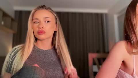 Snapshot of julia_rle chatting on 11/12/25, 11:47 Julia R Le online show from 11/12/25, 11:47