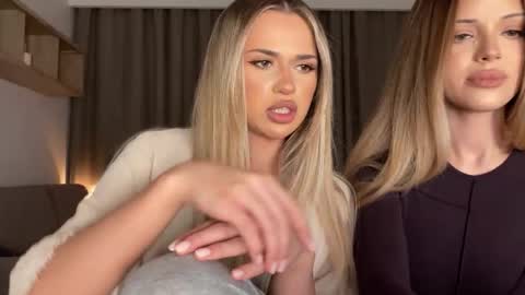 Snapshot of julia_rle chatting on 11/25/25, 07:58 Julia R Le online show from 11/25/25, 07:58