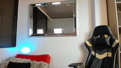 julian_wallace online show from 04/21/26, 08:55