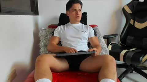 Snapshot of julian_wallace chatting on 04/24/26, 06:43 julian_wallace online show from 04/24/26, 06:43