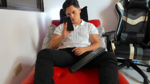 Snapshot of julian_wallace chatting on 04/27/26, 06:28 julian_wallace online show from 04/27/26, 06:28