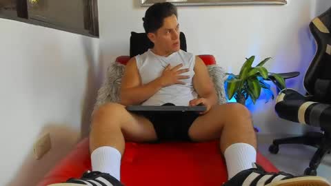Snapshot of julian_wallace chatting on 04/30/26, 04:24 julian_wallace online show from 04/30/26, 04:24