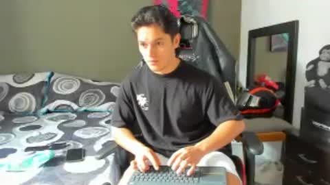 Snapshot of julian_wallace1 chatting on 06/17/26, 01:12 julian_wallace1 online show from 06/17/26, 01:12