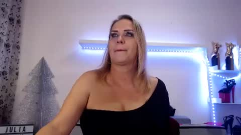 Snapshot of juliapink6 chatting on 12/01/25, 08:25 Julia online show from 12/01/25, 08:25