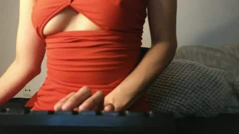 Snapshot of julie13tuyo chatting on 06/18/26, 08:24 Julie-Game online show from 06/18/26, 08:24