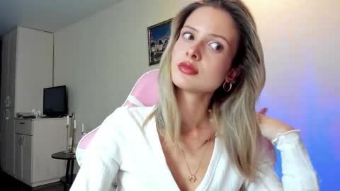 Julie online show from 10/02/25, 03:19