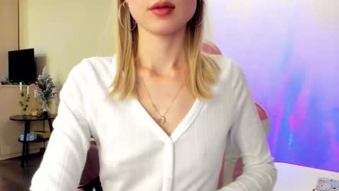 Julie online show from 11/05/25, 04:40