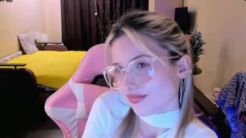 Julie online show from 12/04/25, 02:04