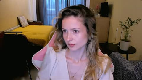 Julie online show from 07/07/26, 05:21