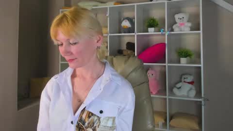 Julie Lucasss online show from 04/13/26, 12:38