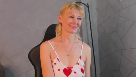 Julie Lucasss online show from 04/20/26, 12:46