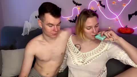 Julie and Thomas online show from 10/31/25, 08:04