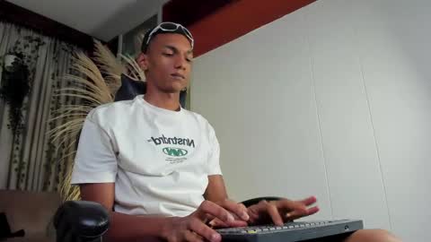 Snapshot of juliensaint_ chatting on 05/15/26, 11:28 Julien online show from 05/15/26, 11:28