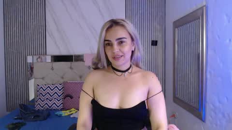 julieta__fox_ online show from 04/21/26, 02:15