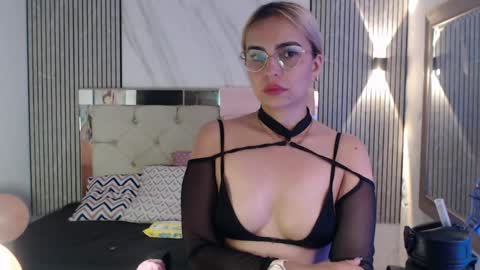 julieta__fox_ online show from 05/17/26, 07:17