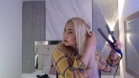 Snapshot of julieta__fox_ chatting on 06/08/26, 03:56 julieta__fox_ online show from 06/08/26, 03:56