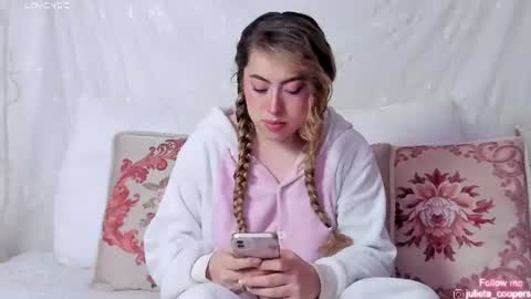 Snapshot of julieta_cooper20 chatting on 06/18/26, 04:35 Juli online show from 06/18/26, 04:35