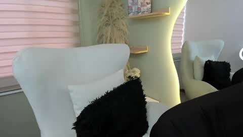 Snapshot of julieta_evans_1 chatting on 04/30/26, 10:36 Julieta online show from 04/30/26, 10:36