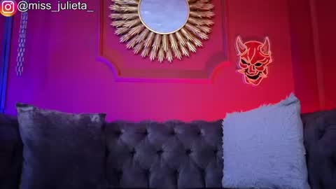 Snapshot of julieta_russell chatting on 06/19/26, 12:09 Julieta online show from 06/19/26, 12:09