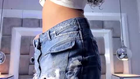 Hi guys It is a pleasure to have you here I am Julieta  online show from 11/05/25, 11:54