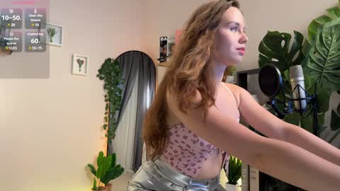 Julie online show from 01/06/25, 03:51