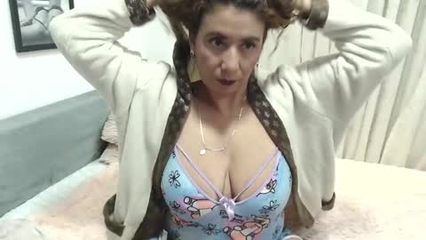 Snapshot of juliialove_ chatting on 12/19/24, 03:29 Juliia online show from 12/19/24, 03:29