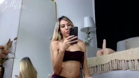 Snapshot of jully_lov chatting on 12/02/24, 09:39 Jully Lov  online show from 12/02/24, 09:39