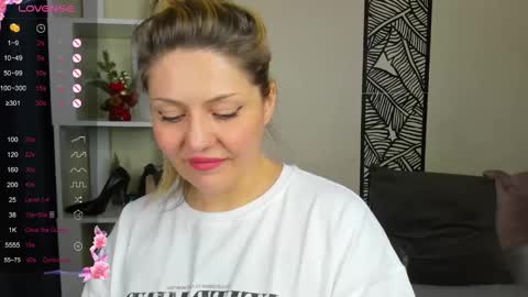 Snapshot of jully_rox chatting on 12/08/24, 04:35 Jully online show from 12/08/24, 04:35