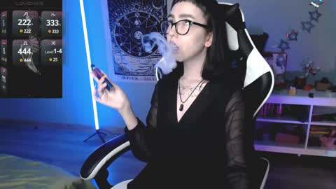 Snapshot of julscinamon chatting on 12/06/24, 04:17 Baroness Von Cringe online show from 12/06/24, 04:17