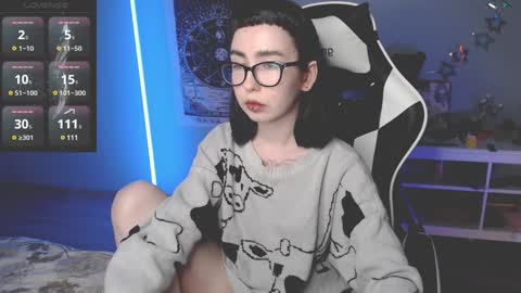 Snapshot of julscinamon chatting on 12/11/24, 08:07 Baroness Von Cringe online show from 12/11/24, 08:07